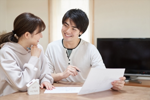 生活費を出さない共働きの妻が喜んで協力するイメージ